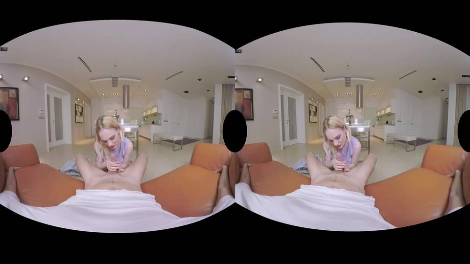 Jolie nana en réalité virtuelle taille une pipe a fond