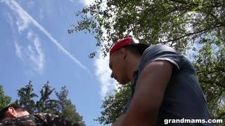 Une mamie suce puis baise en forêt sauvage