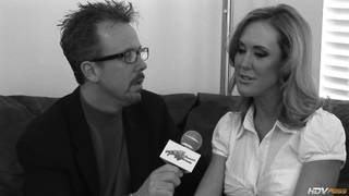 Brandi Love, la MILF bien chaude, baise avec un homme !