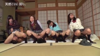 Les étudiantes japonaises se niquent jusqu'à l'orgie pendant le voyage