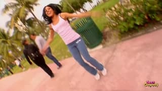 Le prédateur de Teen chope cette belle jeune fille !