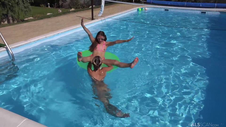Gina Gerson et Stefanie Moon en stringkini se lèchent