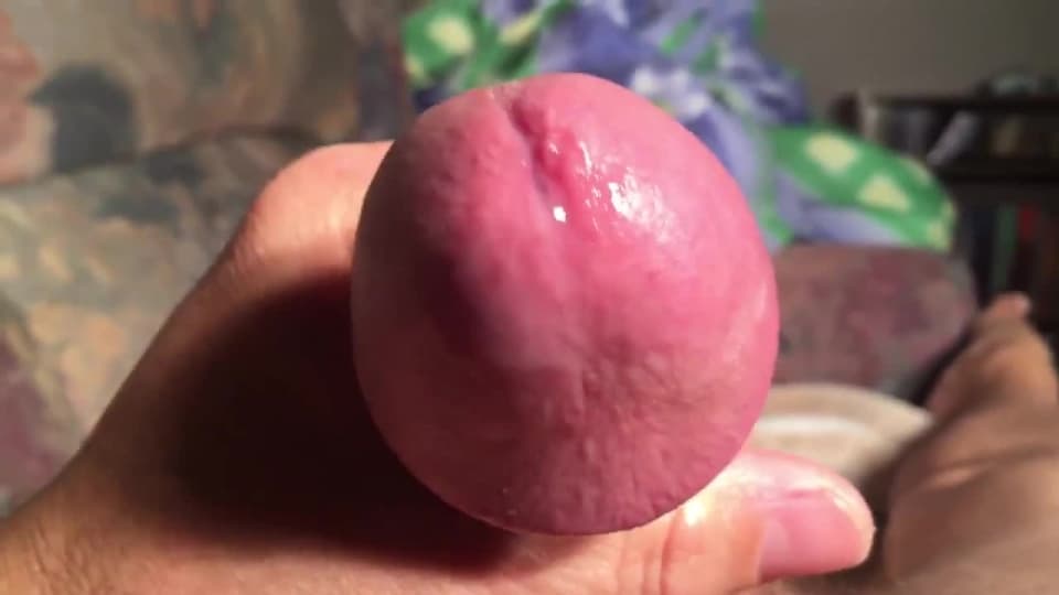 Le sperme coule du gland en pov