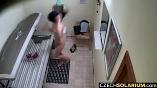 Vidéo voyeur dans un centre UV tchèque avec une vraie chaude