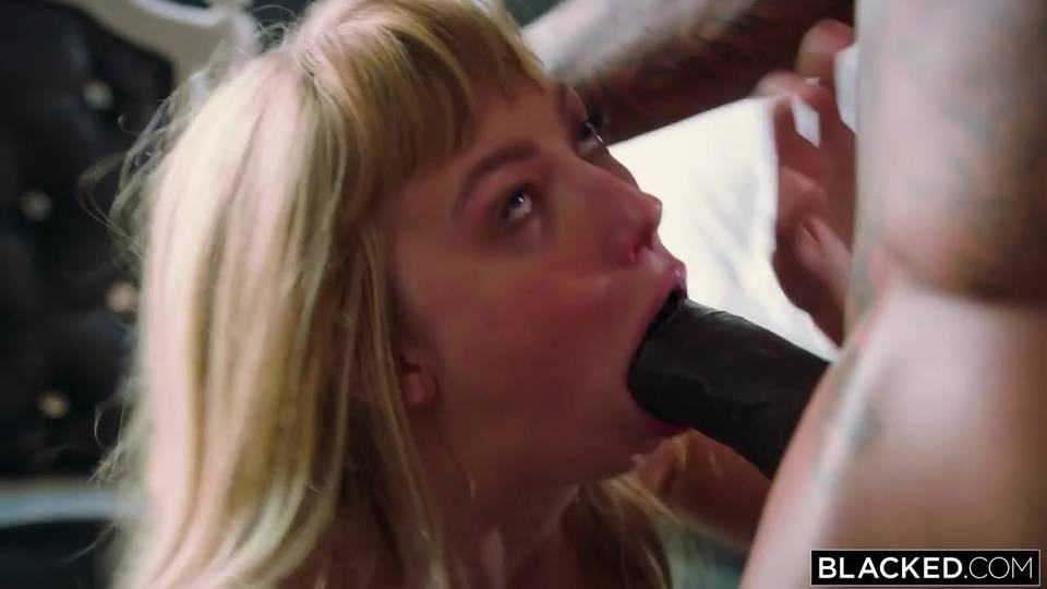 Une bite démesurée pour une petite blondinette