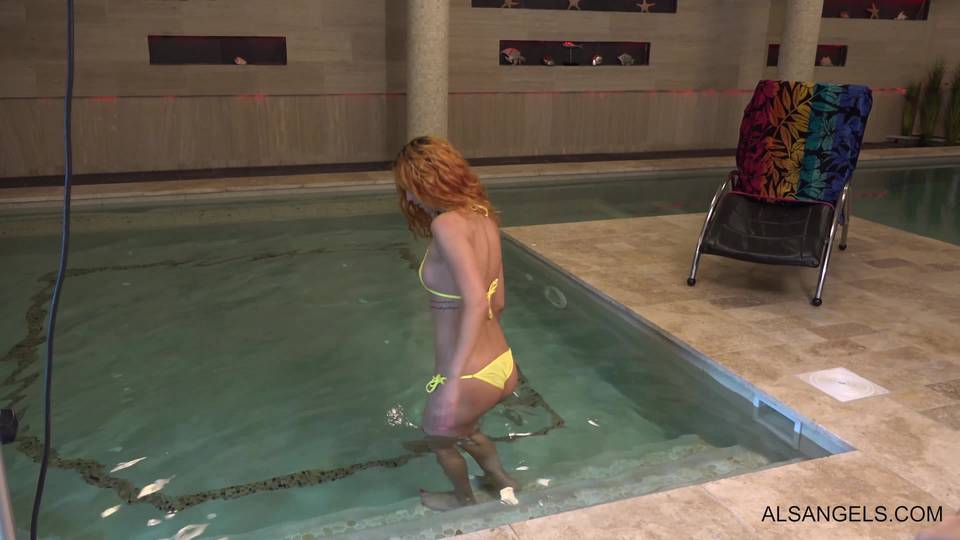 Shona River et Gina Gerson : photoshoot lesbien sexy à la piscine
