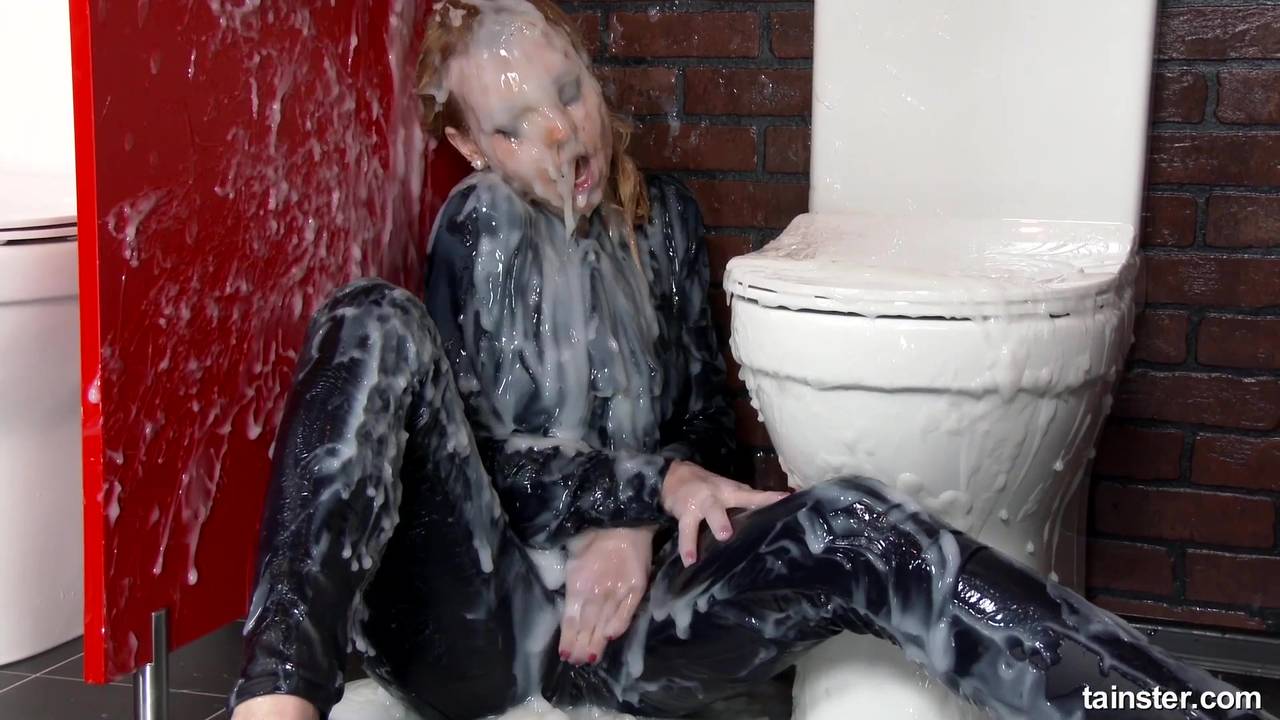 Blonde couverte de faux sperme dans un gloryhole