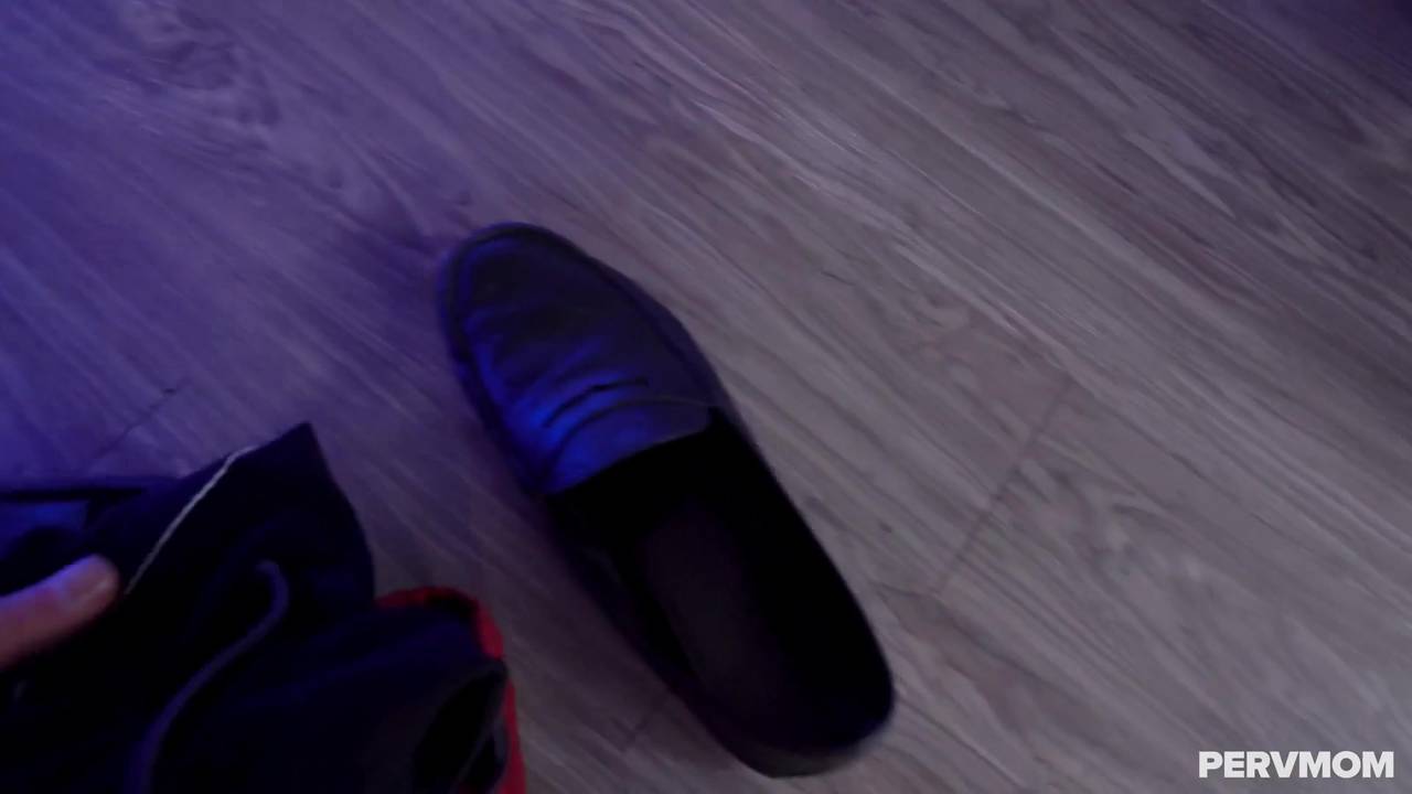 Alix Lynx est une mom super chaude et excitée