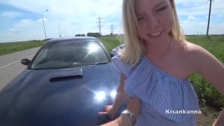 Jeune amatrice taille une pipe en Dogging