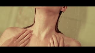Marina seule sous la douche, profite pour se faire plaisir !