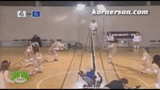 Une equipe de filles fait du volley nue
