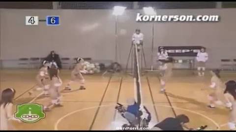 Une equipe de filles fait du volley nue