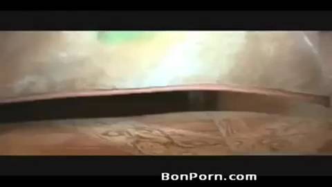 Ejaculation sur les fesses d'une russe sexy
