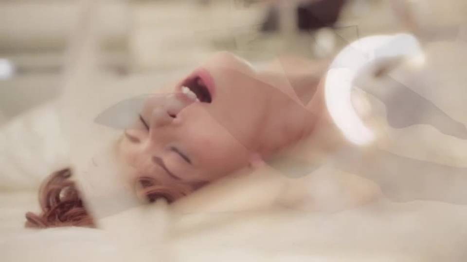 Une jeune beauté se masturbe avec un vibromasseur