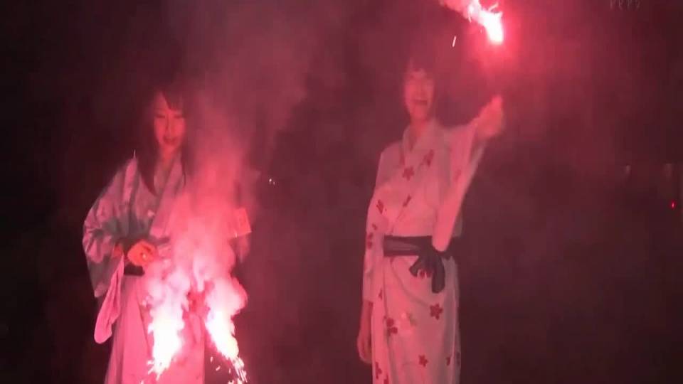 Mao Hamasaki en scène lesbienne avec une autre jap à la chatte velue