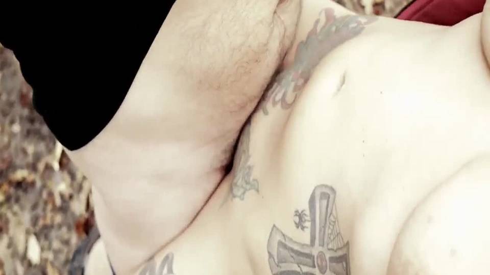 Vieille poufiasse allemande tatouée s'exhibe, pisse et baise dehors