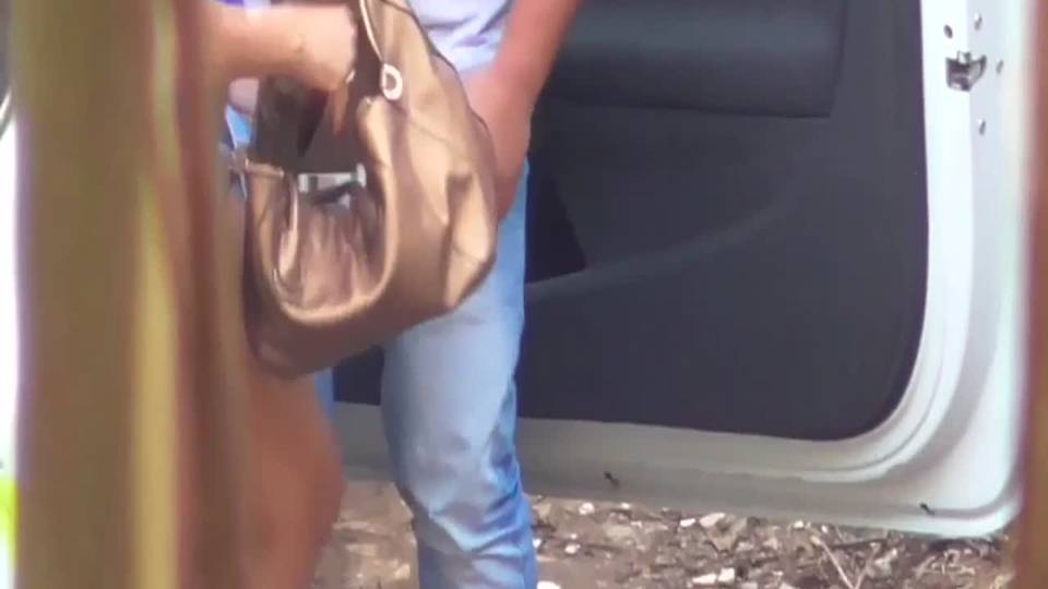 Elle vide les couilles d'inconnus dans un petit coin de fôret