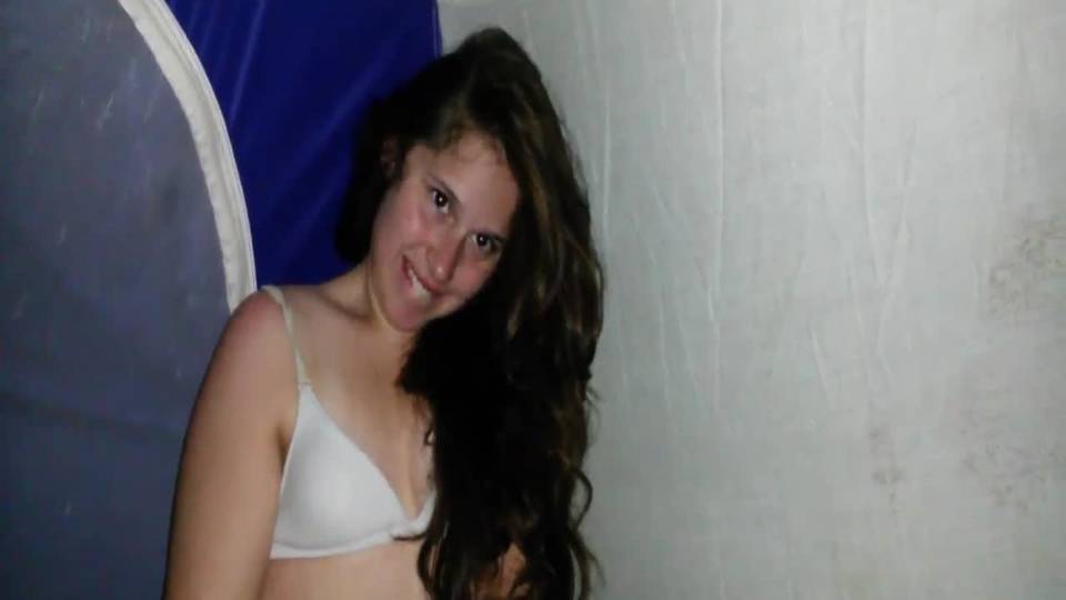 Campeuse et chaude, elle suce sous la tente