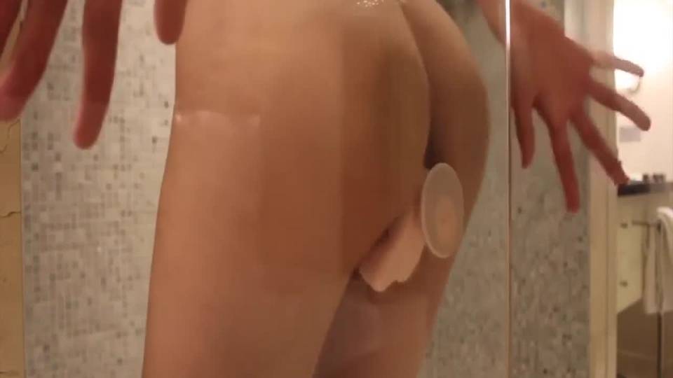 Salope assise sur son gode ventouse