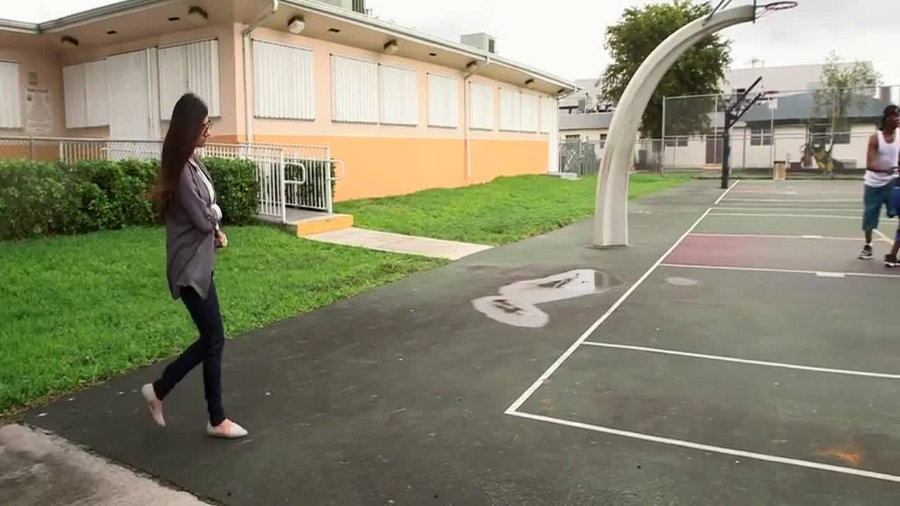 Deux énormes bites africaines pour Mia khalifa