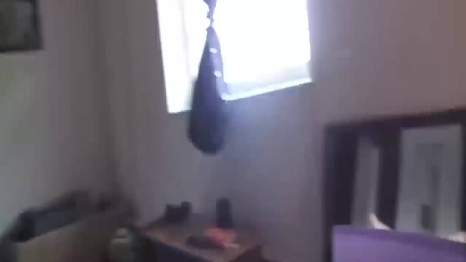 Elle s'enfile par le cul sur la grosse bite qu'elle vient de pomper