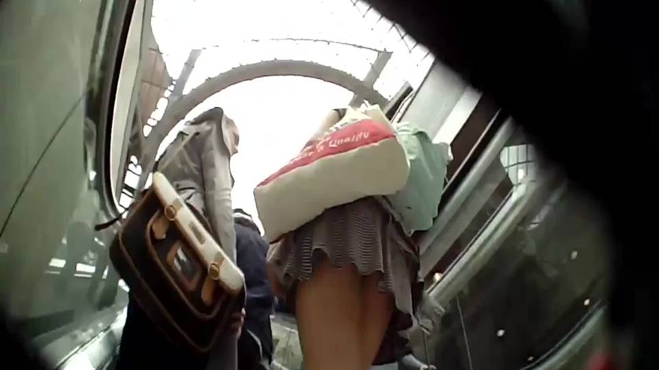 Petite visite sous les jupes des filles empruntant l'escalator...