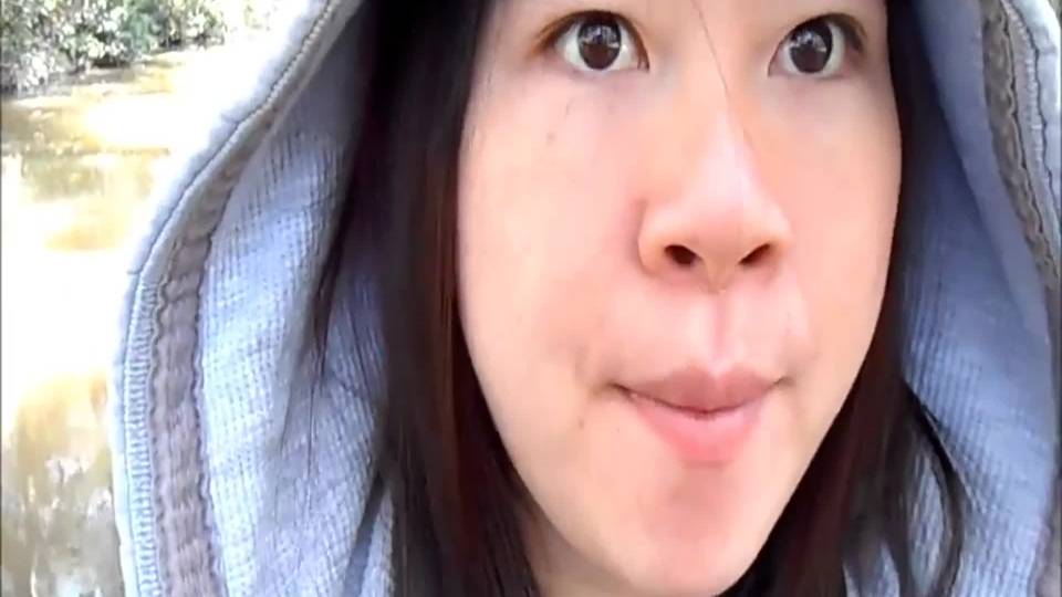 Pipe sur un banc entre ses lèvres de jeune asiatique