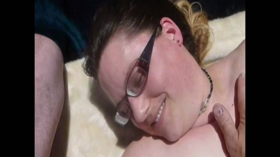Salope à lunette se fait doigter au beau milieu d'un sentier de VTT