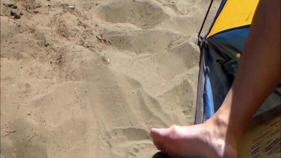 Un voyeur astique son gros sexe devant une libertine