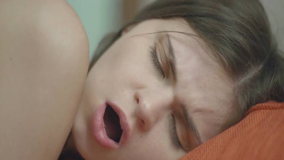 Du sperme tout chaud dans l'anus d'une teen
