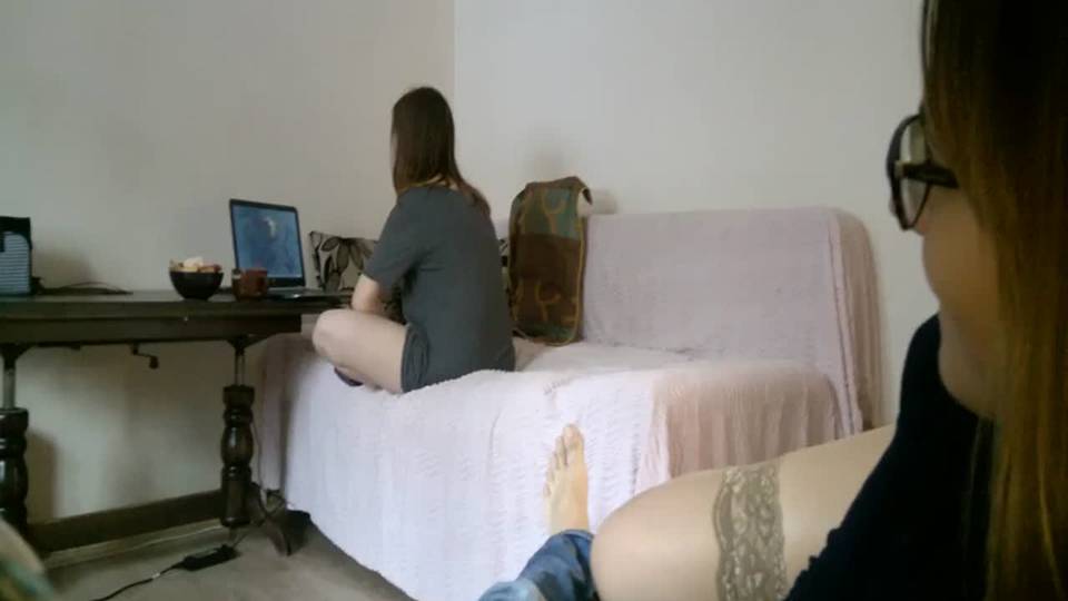 Sa copine prend une ejac pendant que sa soeur regarde Game of Thrones