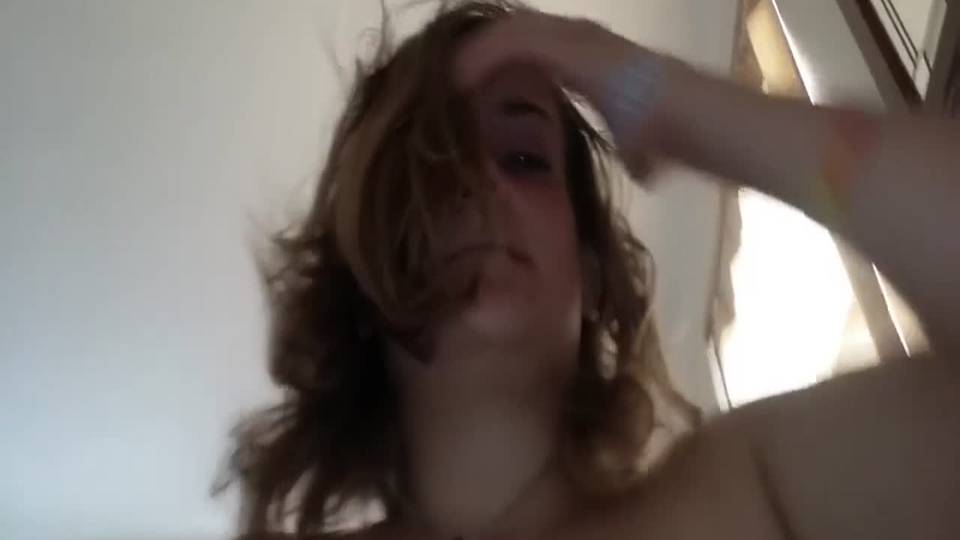 Fille qui est en manque de bite demande a beau-papa de l'aide