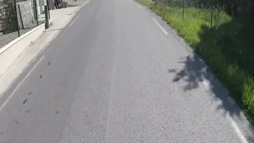 Victoria Alouqua montre ses seins lors d'une promenade en moto