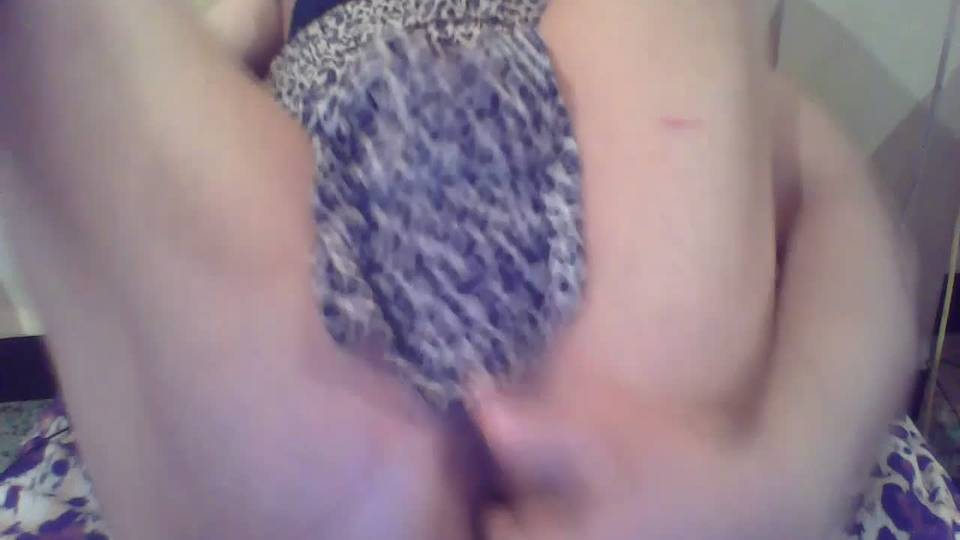 Transsexuel maicha banouti joue avec son anus