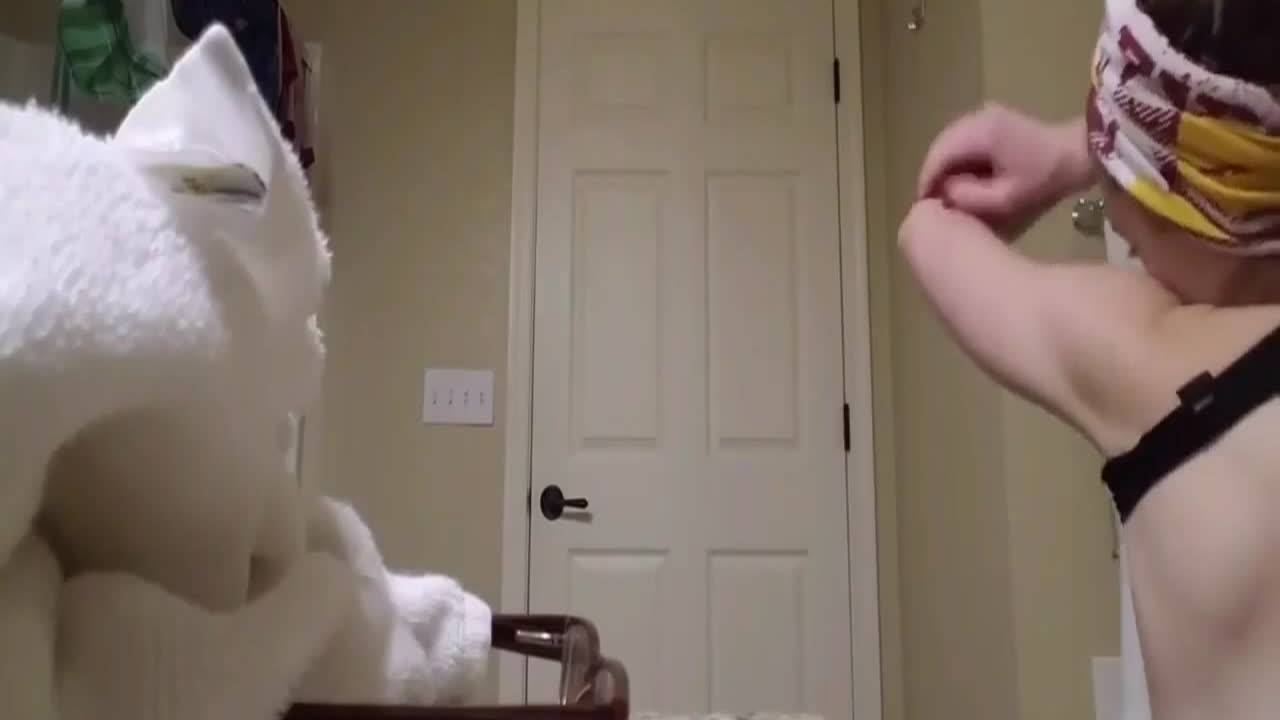 Une teen épiée dans sa salle de bain pendant qu'elle se change
