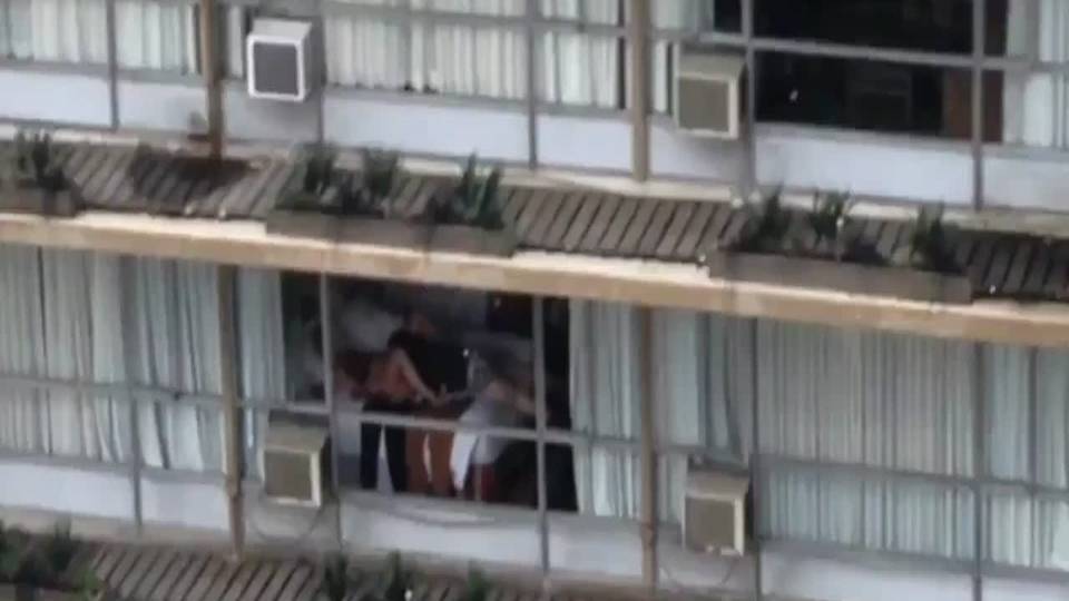 Des clients d'un hôtel surpris en plein ébat