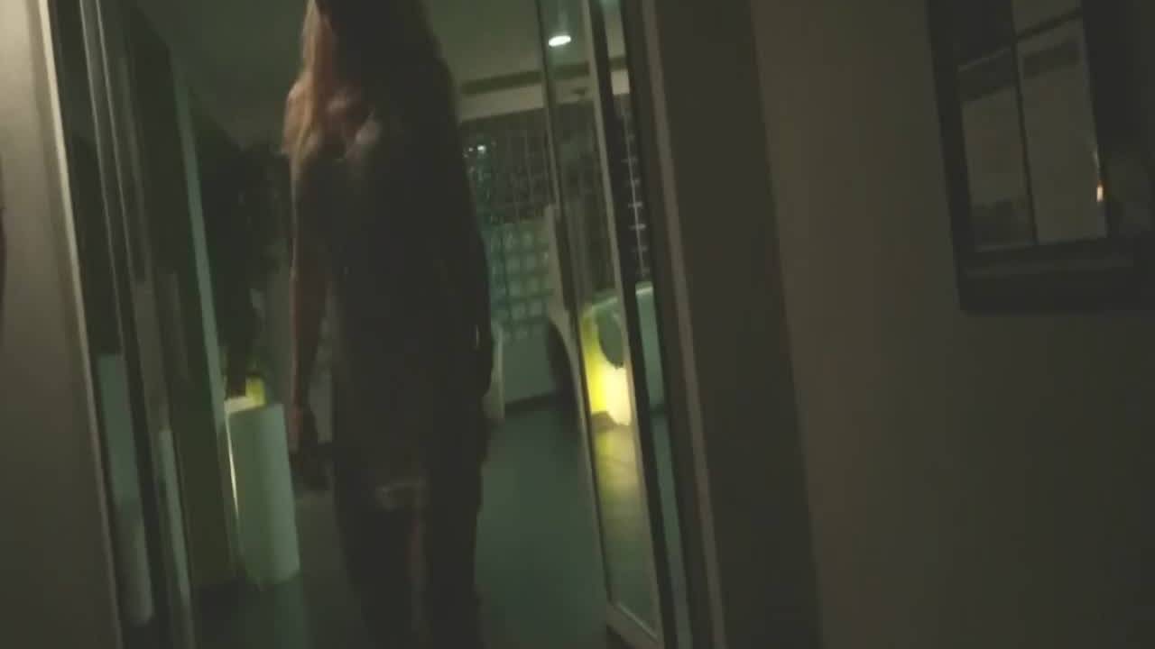 Elisa est toute nue sous sa robe et ça se voit !