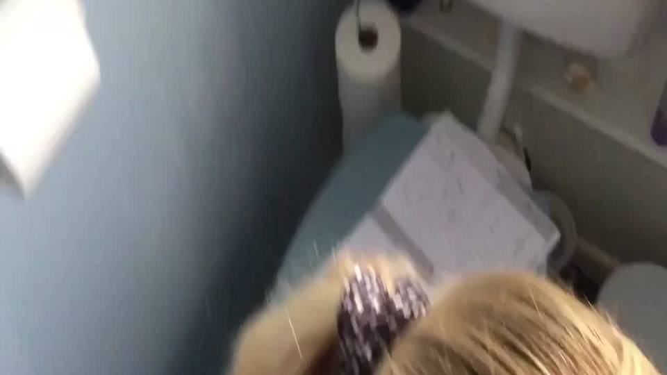 Ma vieille voisine me suce la bite