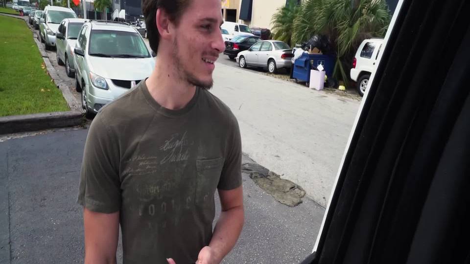 Elle appelle les piétons pour la baiser dans sa minivan