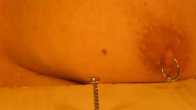Les aiguilles lui transpercent les seins