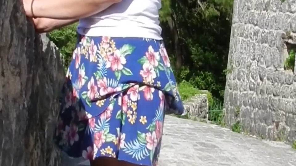 Sa jupe est soulevée par le vent