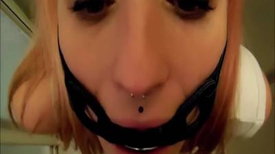 Elle se fait pisser dans la bouche !