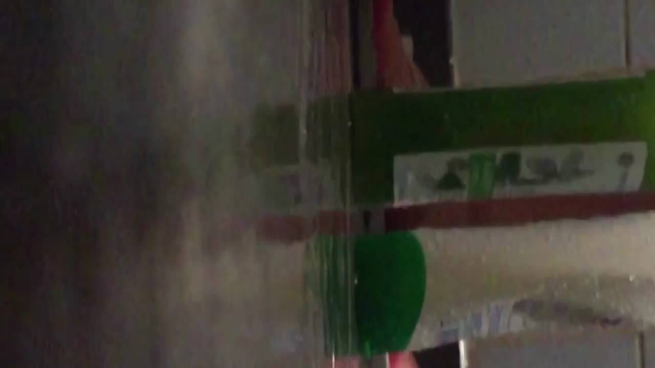 Filmée sous la porte de la douche