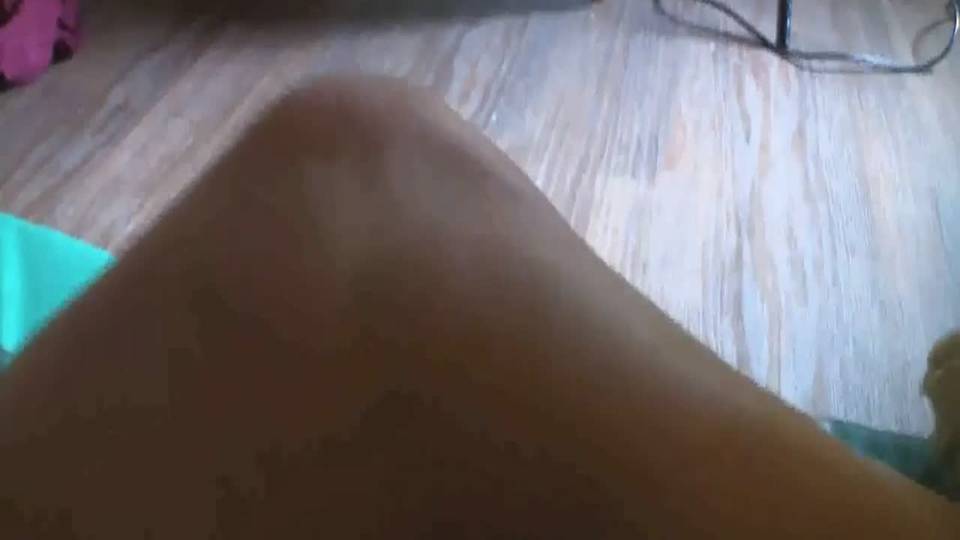 Blonde mignonne fait un strip tease