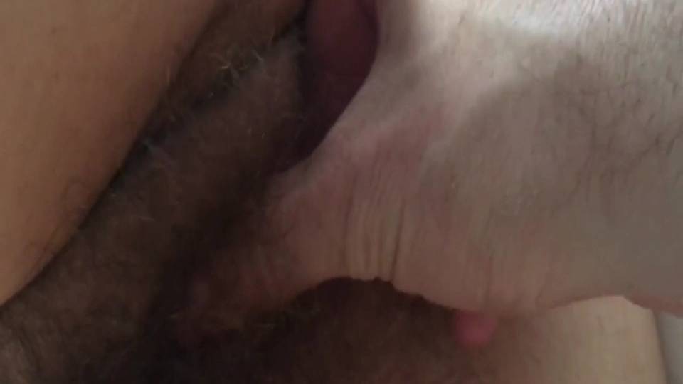 Sa bite se branle dans ses poils de chatte