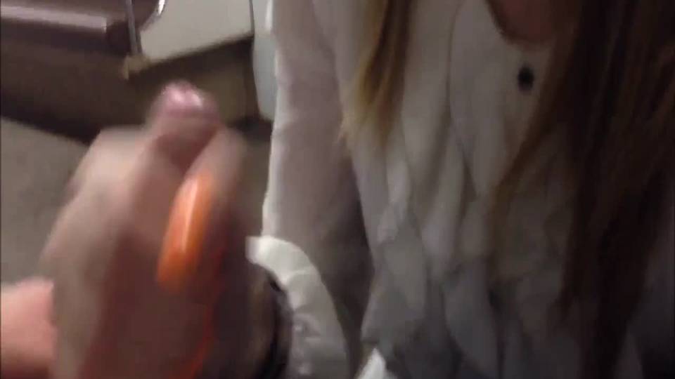 Une fille taille une pipe dans le métro
