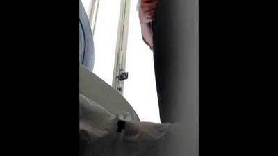 Un petit pipi filmé aux toilettes