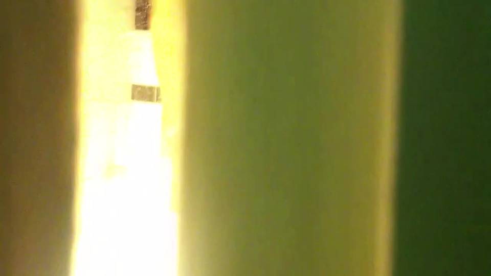 Un type filme sa soeur sous la douche