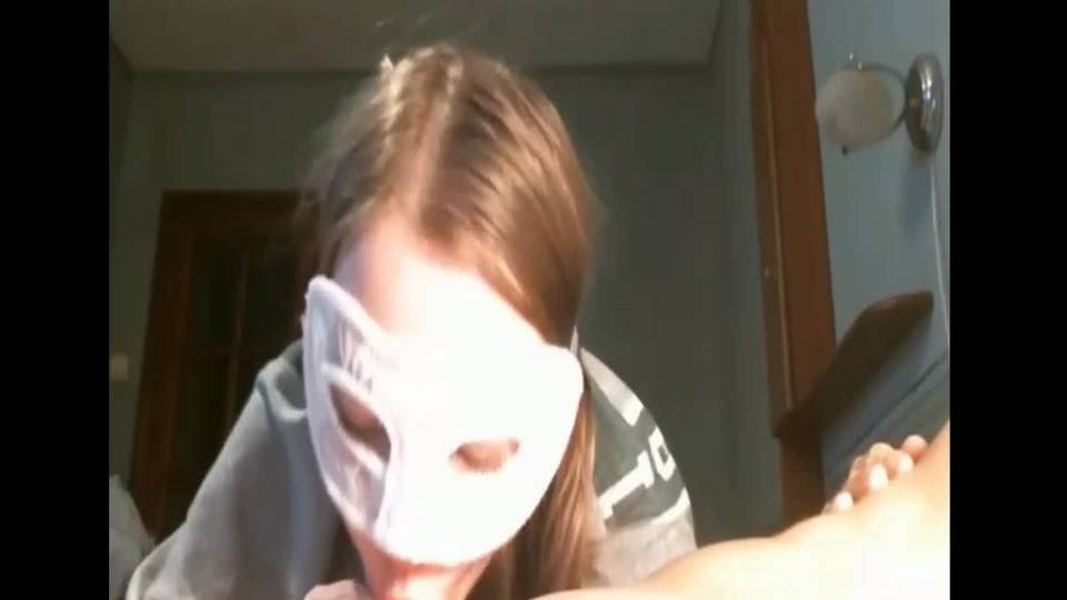 Une blonde aux cheveux longs taille une pipe