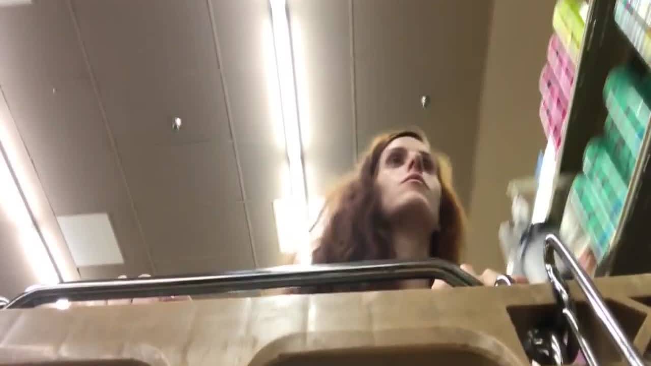 Une femme s'exhibe en faisant ses courses